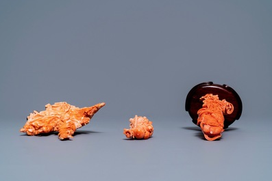 Trois pi&egrave;ces en corail rouge sculpt&eacute;, Chine, 19/20&egrave;me